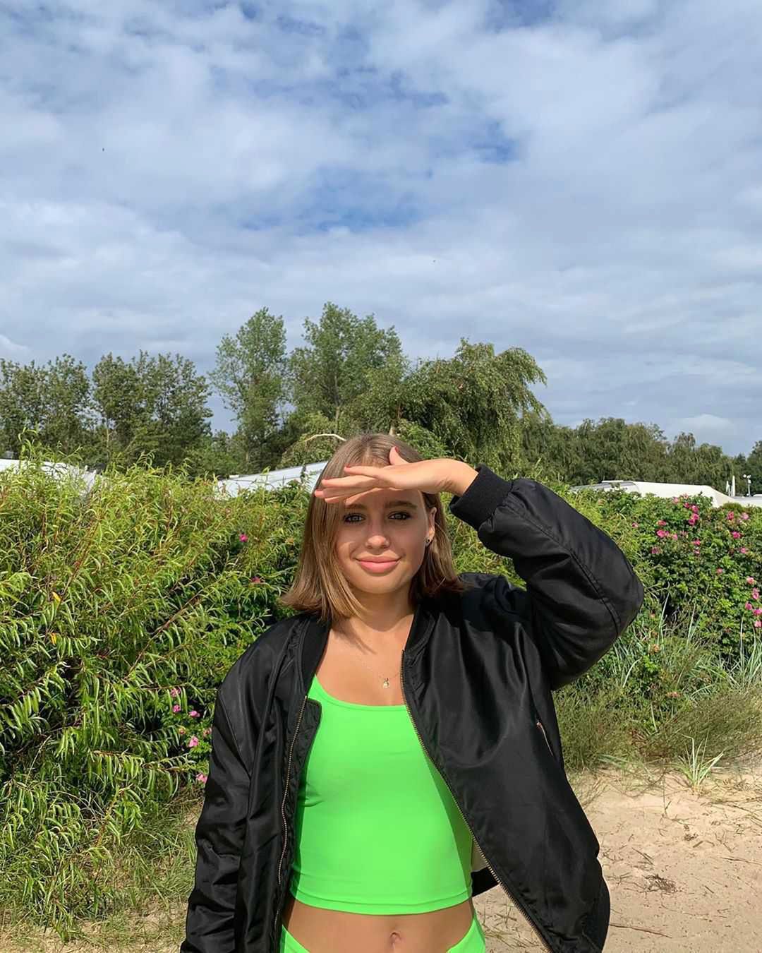 Oliwia Bieniuk pokazała nagi brzuch w Chałupach