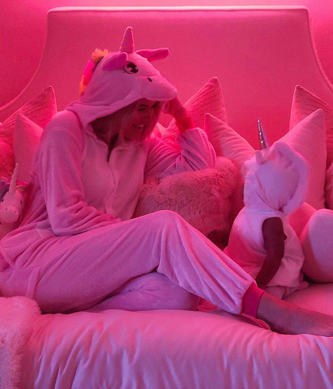 Khloe Kardashian przebrała True Thompson w pięć różnych kostiumów na Halloween 2018