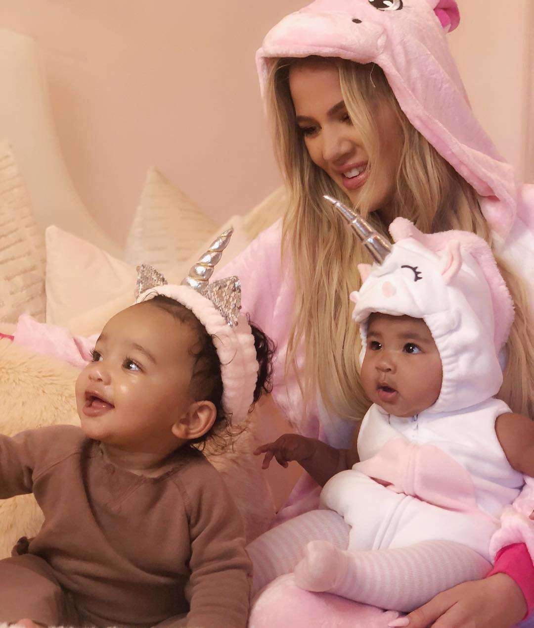 Khloe Kardashian przebrała True Thompson w pięć różnych kostiumów na Halloween 2018