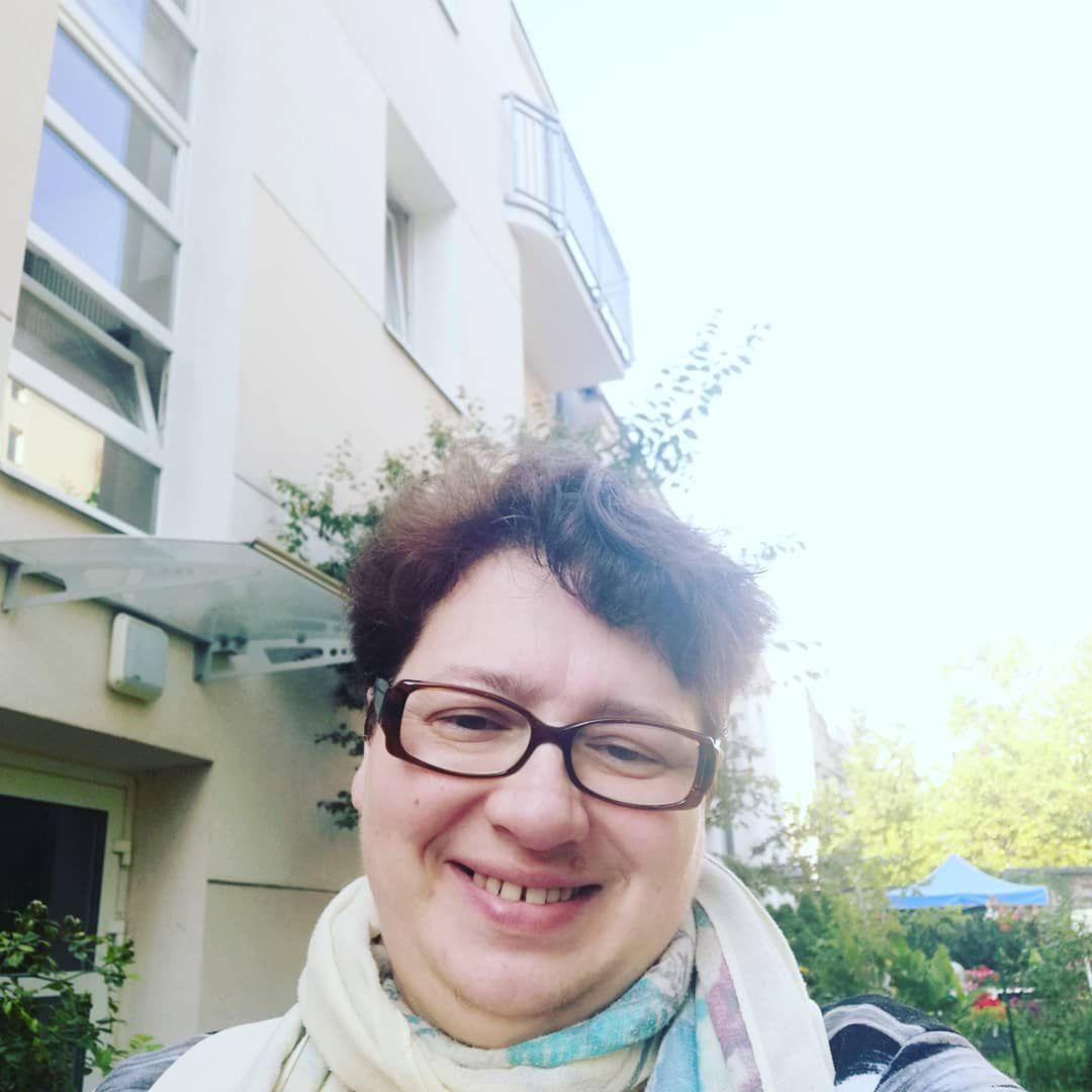 Cleo jest w żałobie. Jej krawcowa pani Małgosia nie żyje