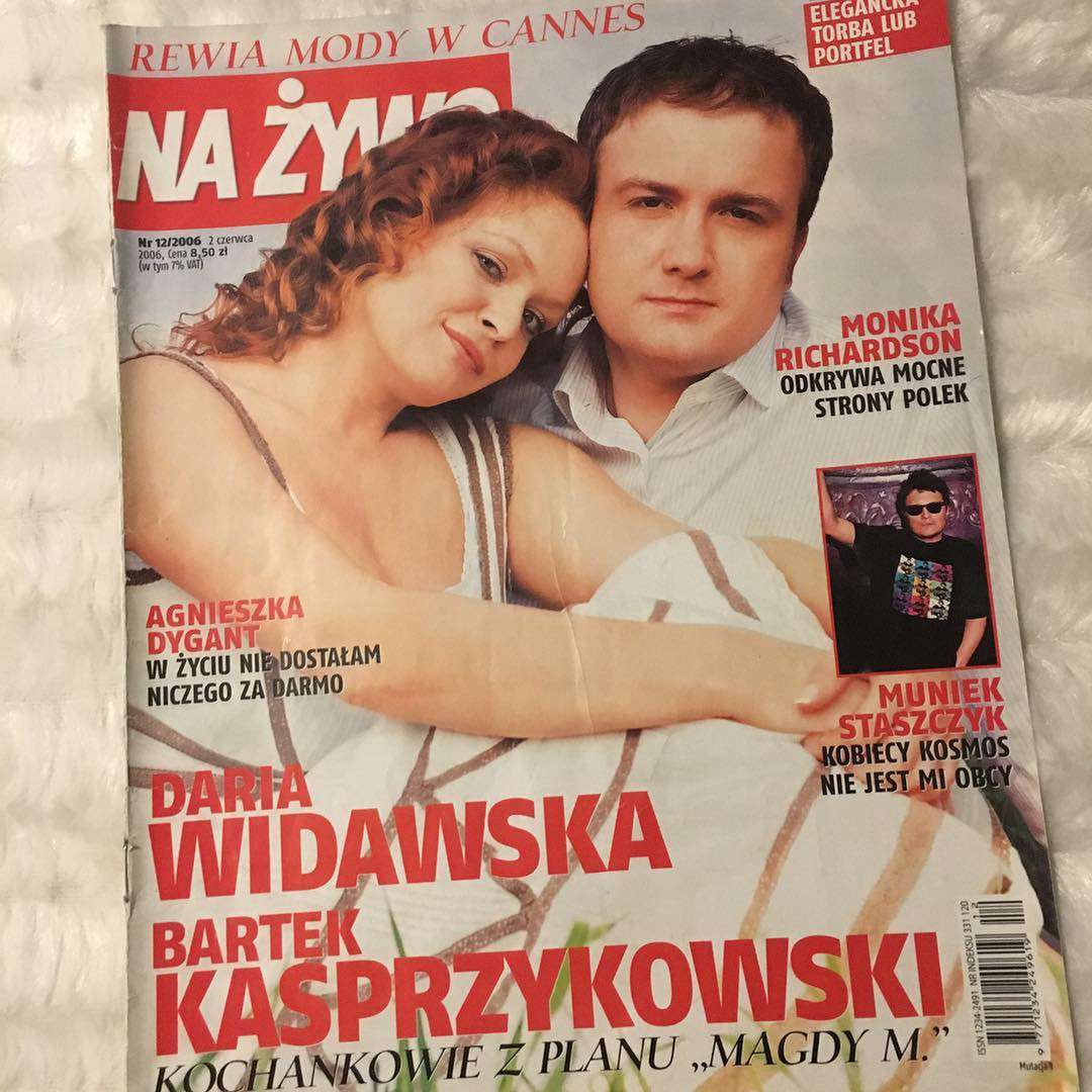 Daria Widawska pokazała okładkę starego wydania Na żywo