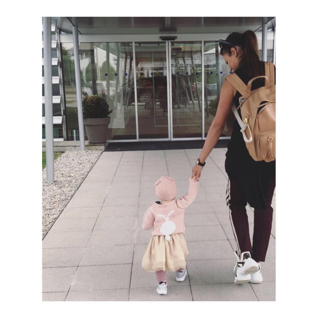 Anna Lewandowska z Klarą Lewandowską na spacerze