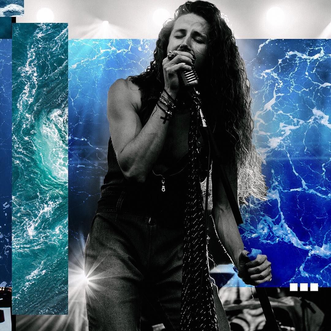 Michał Szpak oblewa się wodą podczas koncertu