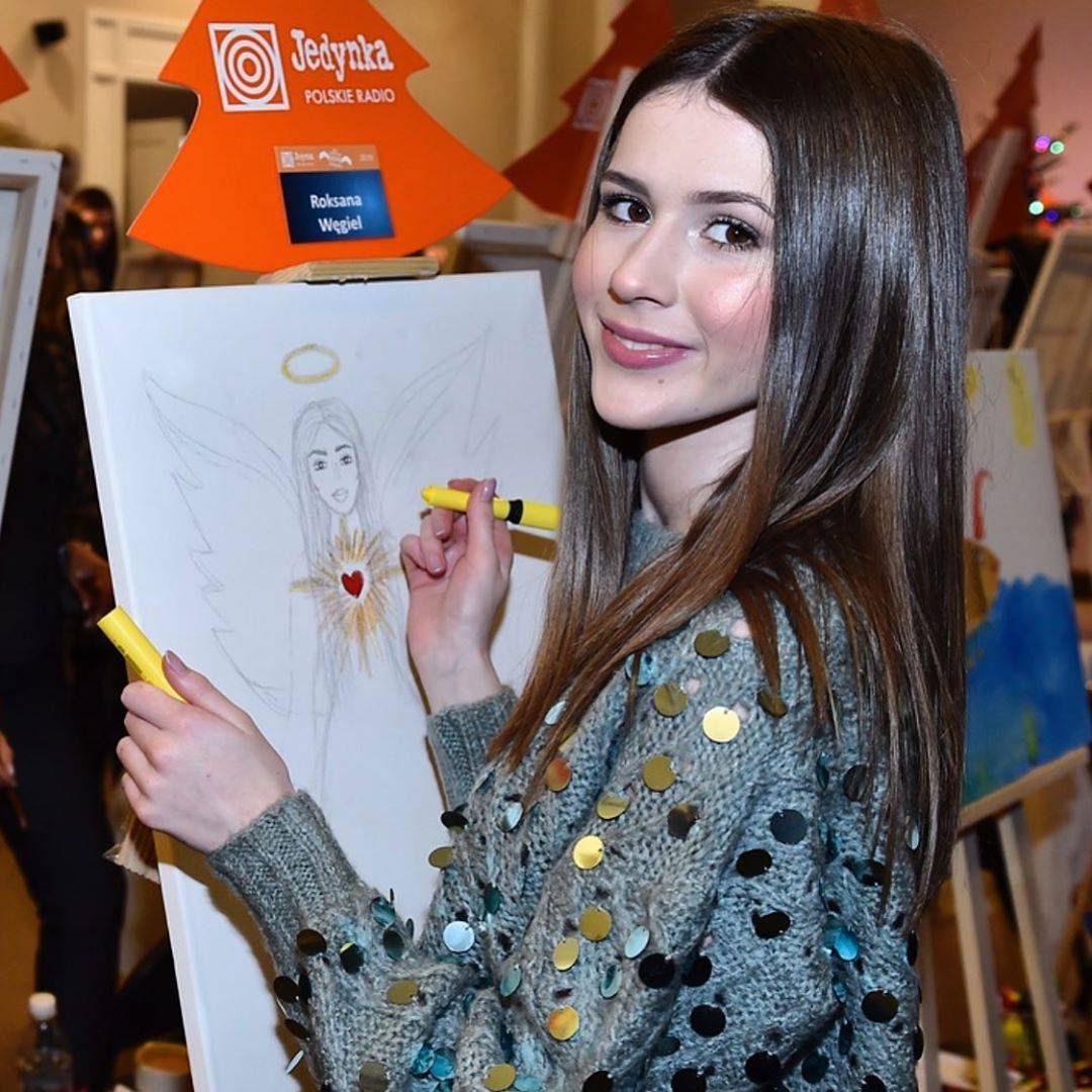 Roksana Węgiel maluje obraz