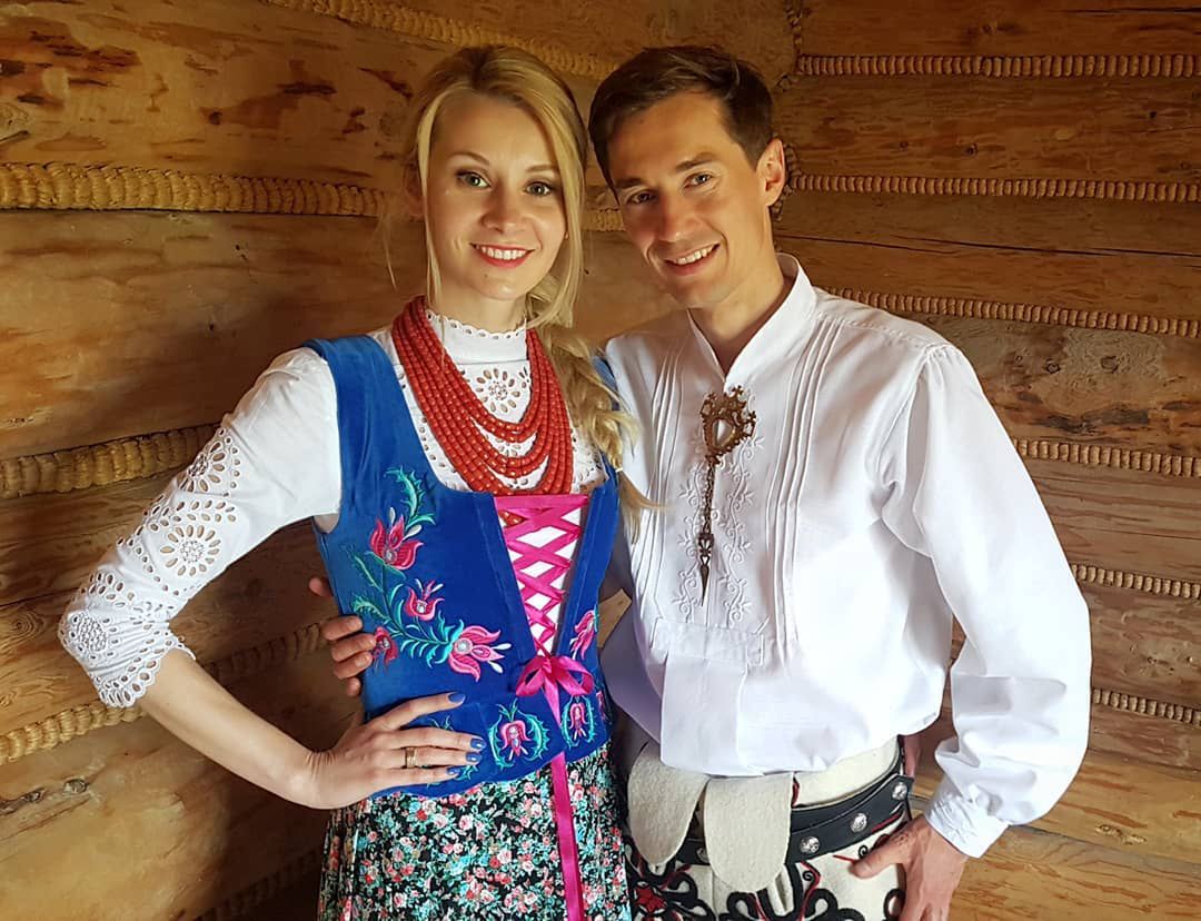 Ewa Bilan-Stoch i Kamil Stoch w tradycyjnych strojach ludowych na góralskim weselu