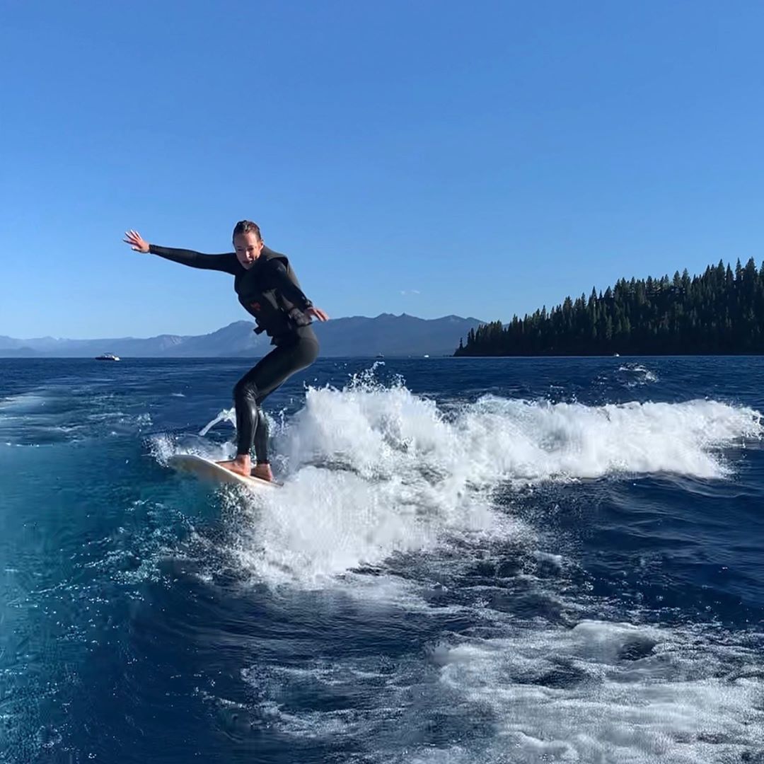 Alicja Bachleda-Curuś uprawia wakesurfing
