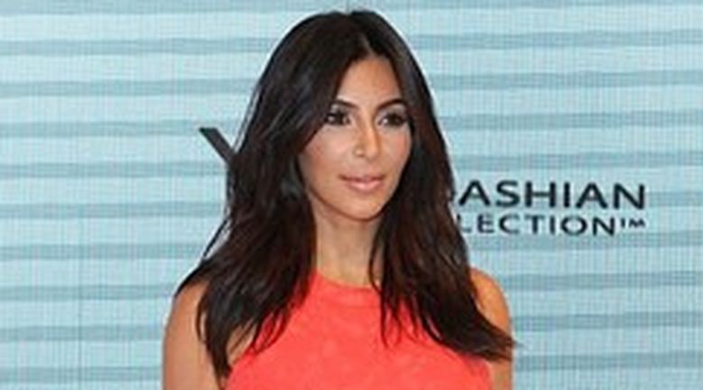 Tort urodzinowy Kim Kardashian zwracał uwagę bardziej niż jej dekolt