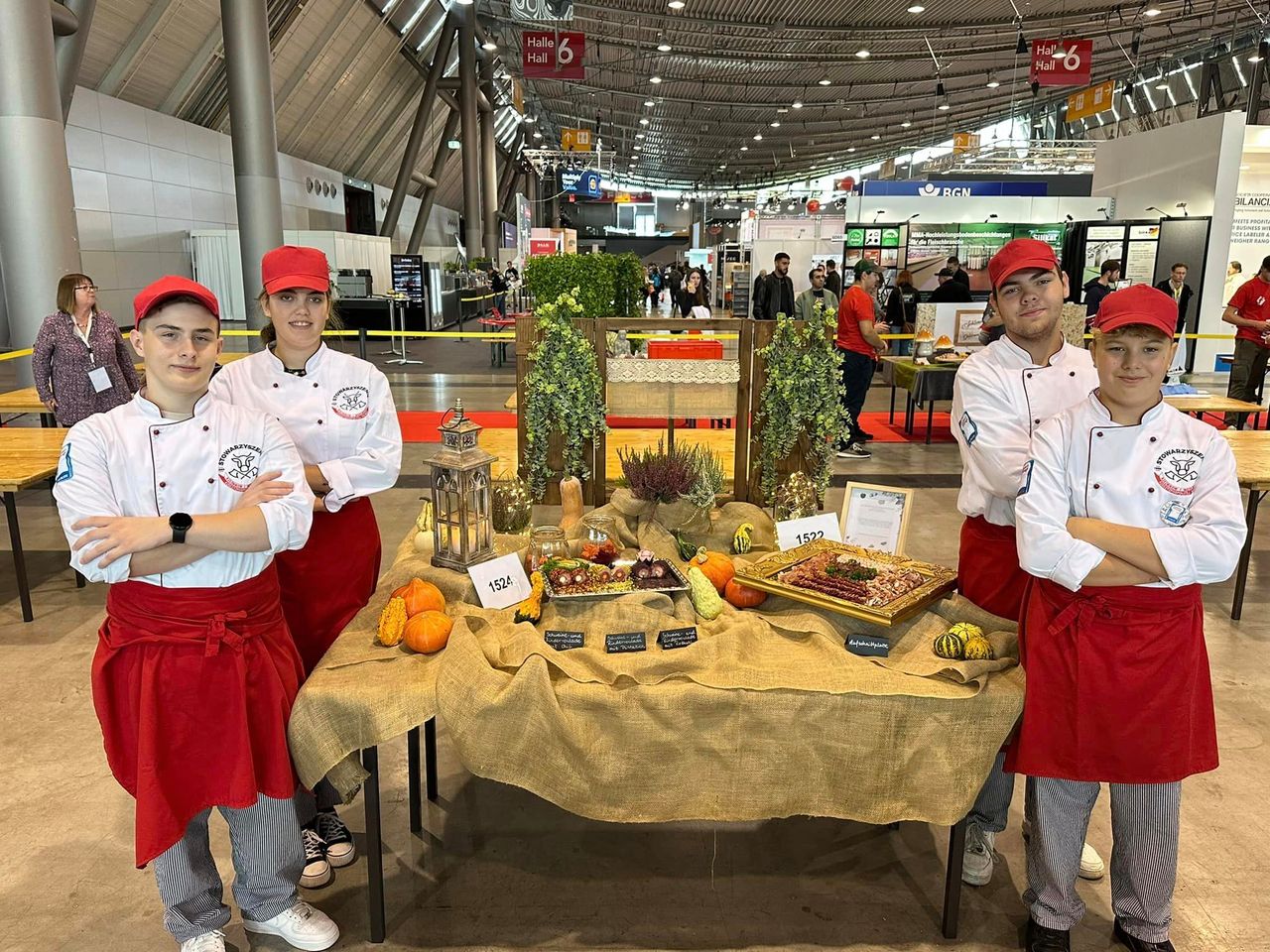 Sukces uczniów z ZSCKR Brzostowo! Srebrne medale w międzynarodowym konkursie wędliniarskim w Stuttgarcie