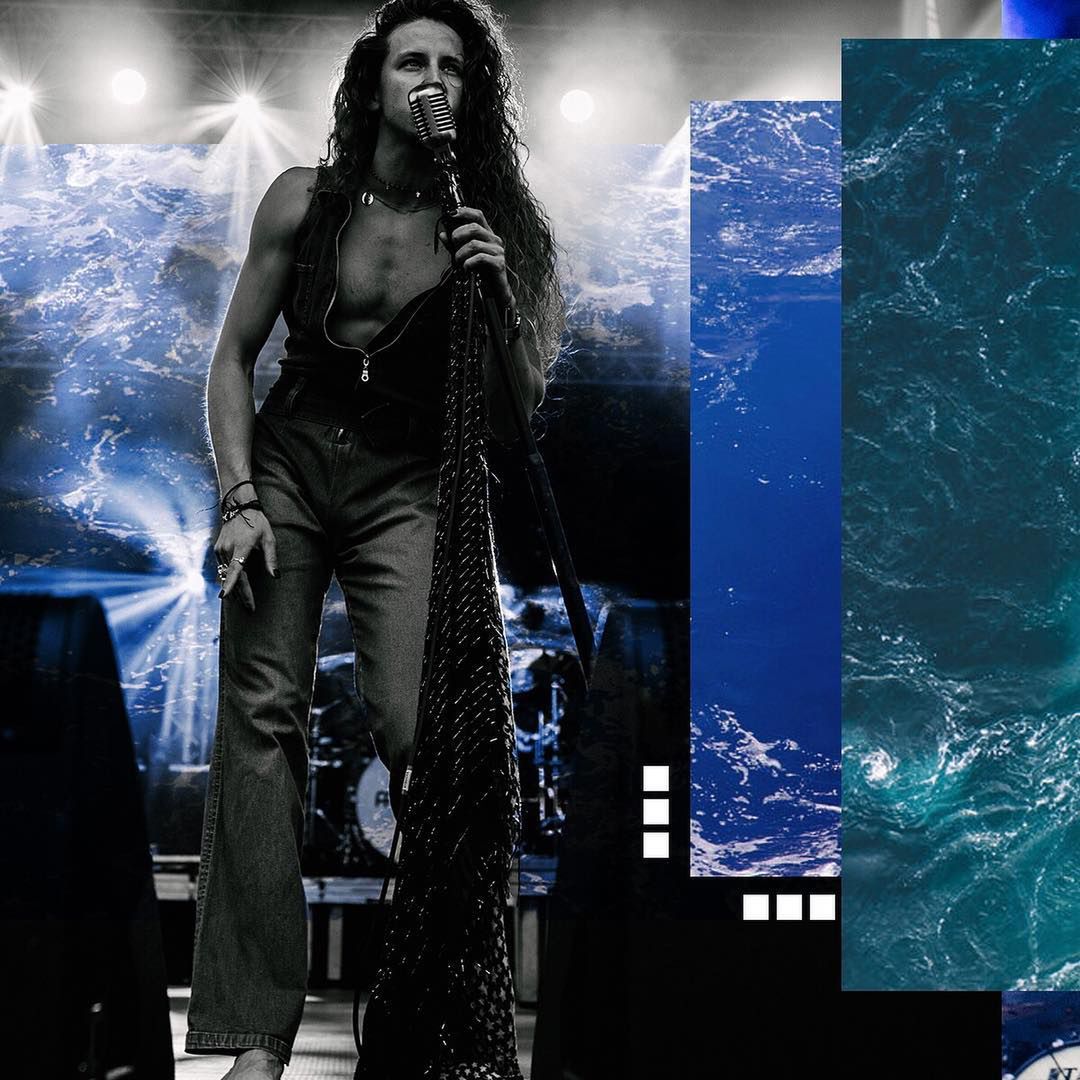 Michał Szpak oblewa się wodą podczas koncertu