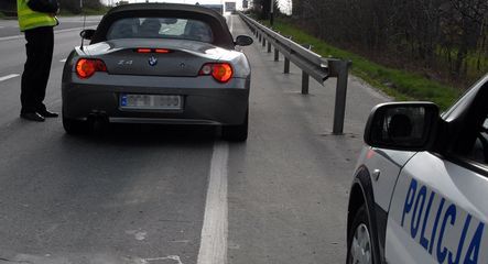 Pasażer BMW pokazał policjantom palec