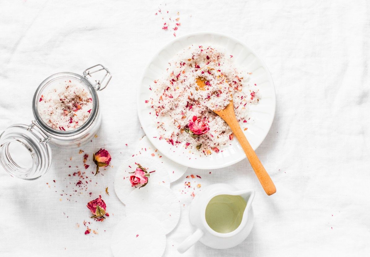 Cukier różany – jak zrobić i do czego używać?