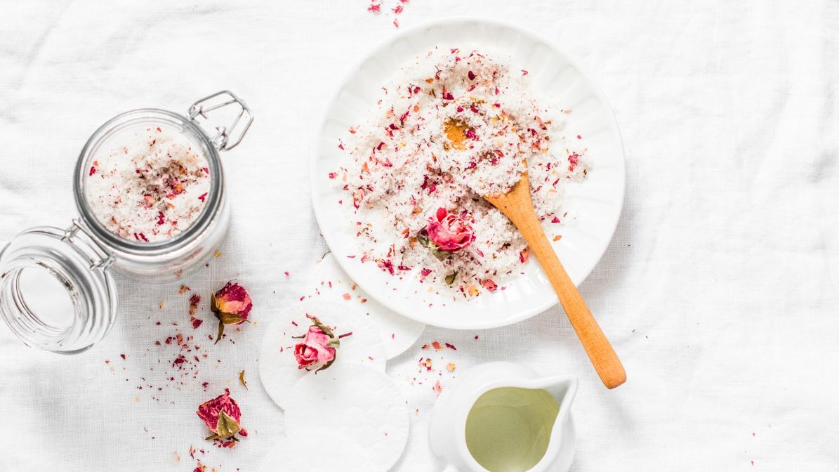 Cukier różany doskonale sprawdzi się jako składnik peelingu.