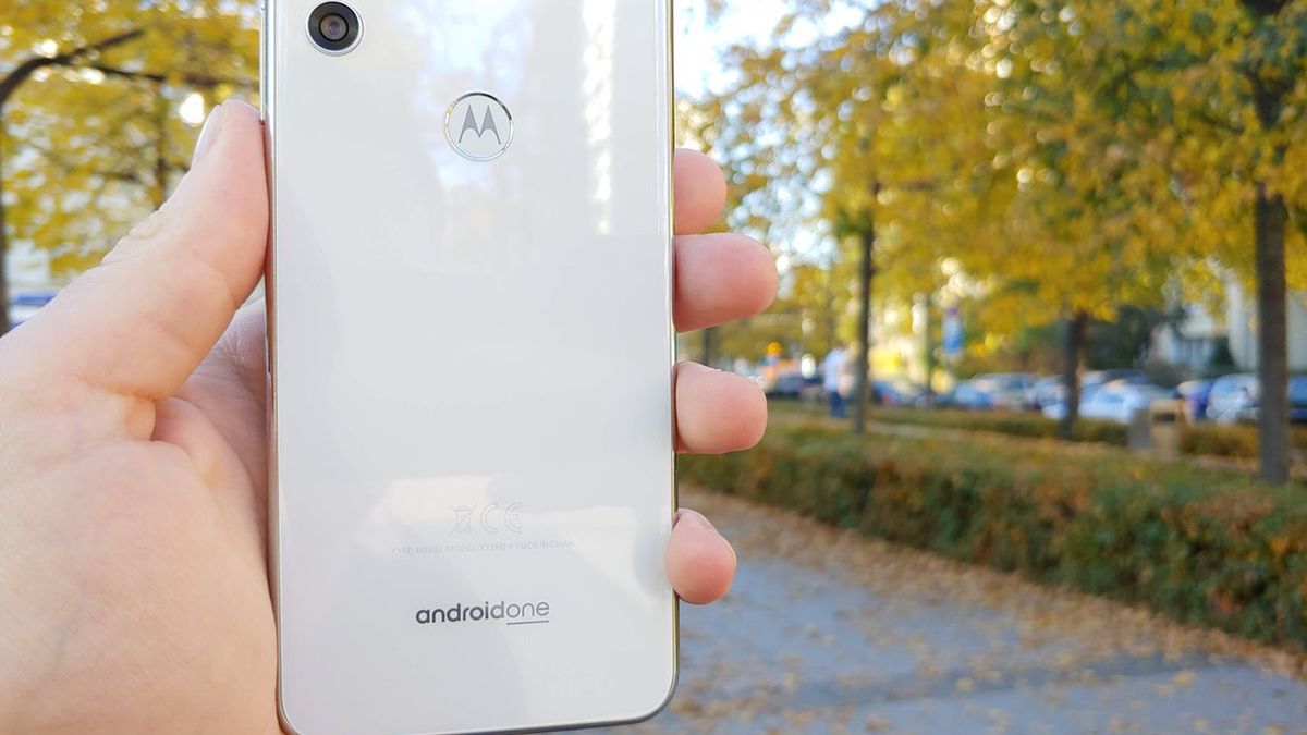 Motorola One to złoty standard niedrogich telefonów [minitest] 1