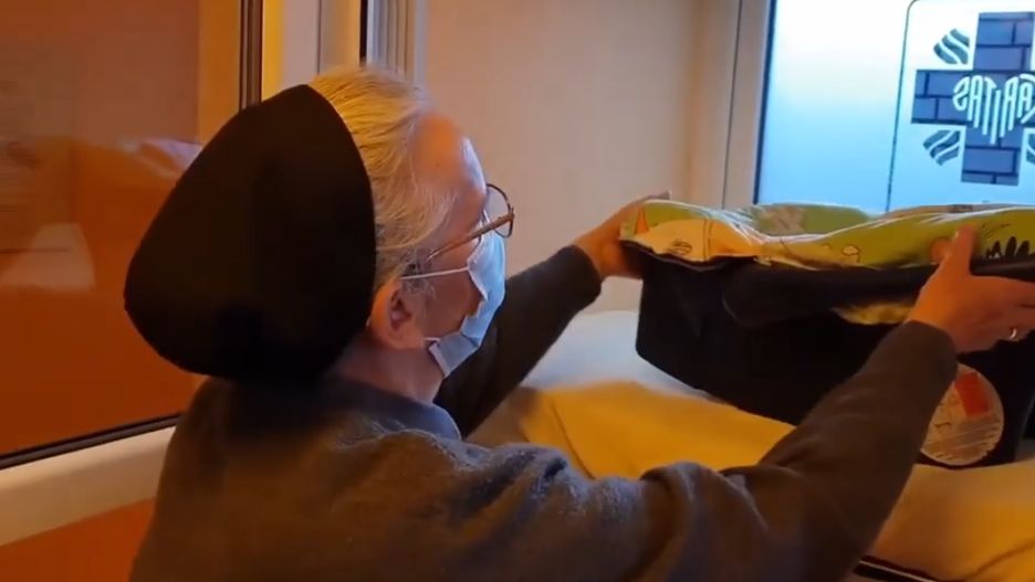 Noworodek w oknie życia. "Pępowina była świeża, a na całym ciele były ślady krwi"