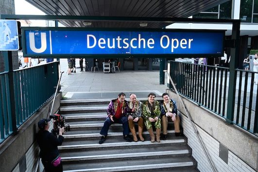 Nikolai Schukoff (Jim Mahoney), Kieran Carrel (Jakob Schmidt), Artur Garbas (Bill), Padraic Rowan (Joe) © Thomas Aurin/ Deutsche Oper Berlin