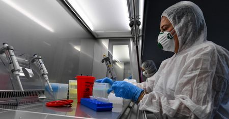 Brytyjska mutacja koronawirusa wkrótce uderzy mocniej? Niemcy mają problem