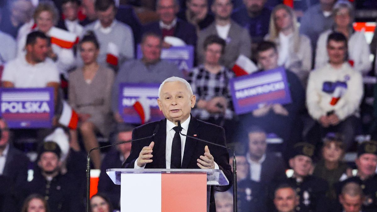 Łódź, 27.04.2025. Wybory Prezydenta RP 2025 - kampania. Prezes PiS Jarosław Kaczyński na konwencji wyborczej kandydata Komitetu Obywatelskiego w zbliżających się wyborach na fotel prezydenta RP, popieranego przez Prawo i Sprawiedliwość, prezesa Instytutu Pamięci Narodowej Karola Nawrockiego w Hali EXPO w Łodzi, 27 bm. (ad) PAP/Marian Zubrzycki