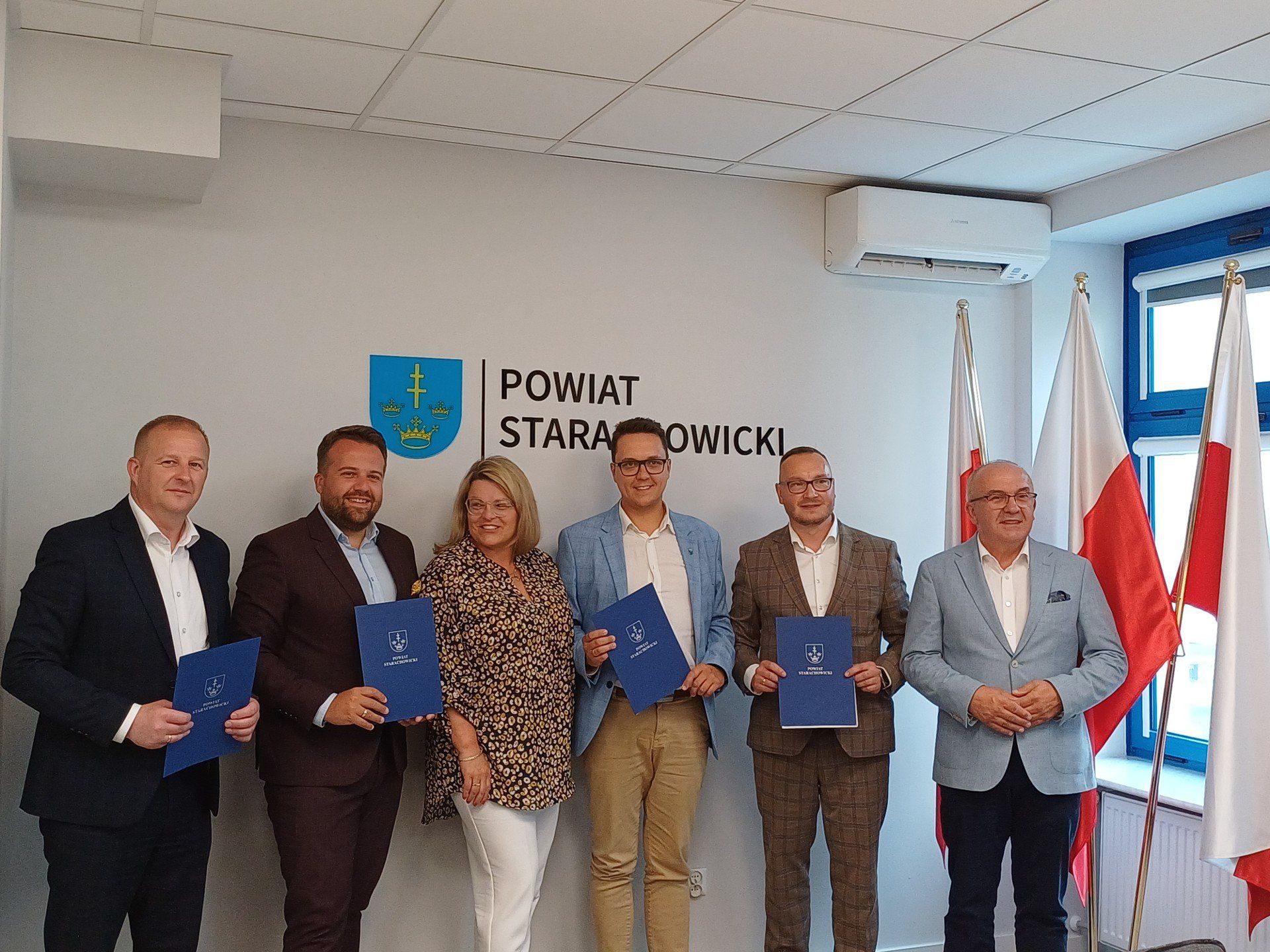 Ze strony Powiatu Starachowickiego porozumienie sygnowali: starosta Piotr Babicki i wicestarosta Małgorzata Galas-Bąba. W imieniu pozostałych samorządów dokument podpisali: prezydent Starachowic Marek Materek, burmistrz gminy Iłża Marek Łuszczek i wójt gminy Brody Ernest Kumek.