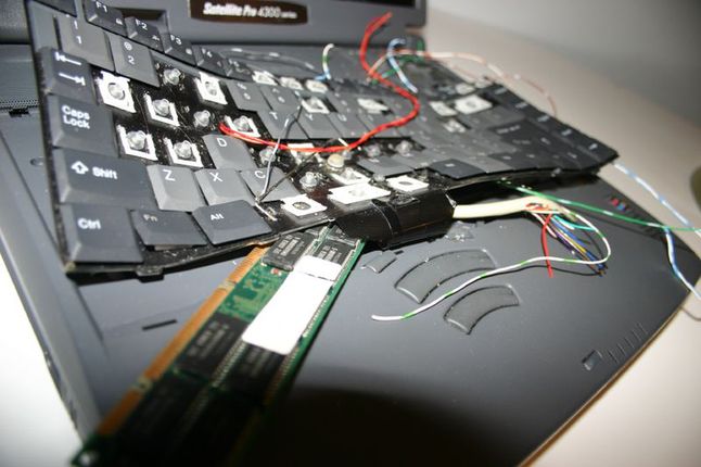 Uszkodzony laptop (fot. na lic. CC; Flickr.com/by S Baker)