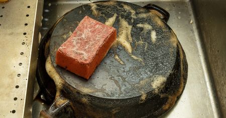 Wsmaruj w patelnię. Po pół godziny będzie jak nowa