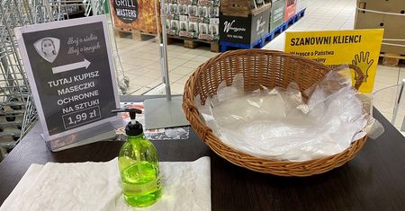 Polacy w sklepach nie chcą używać rękawiczek. Eksperci biją na alarm: Edukujmy społeczeństwo