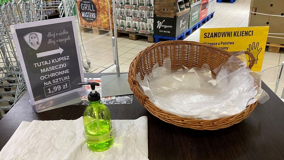 BADANIE: Polacy mają wyraźny opór przed stosowaniem rękawiczek ochronnych podczas zakupów 