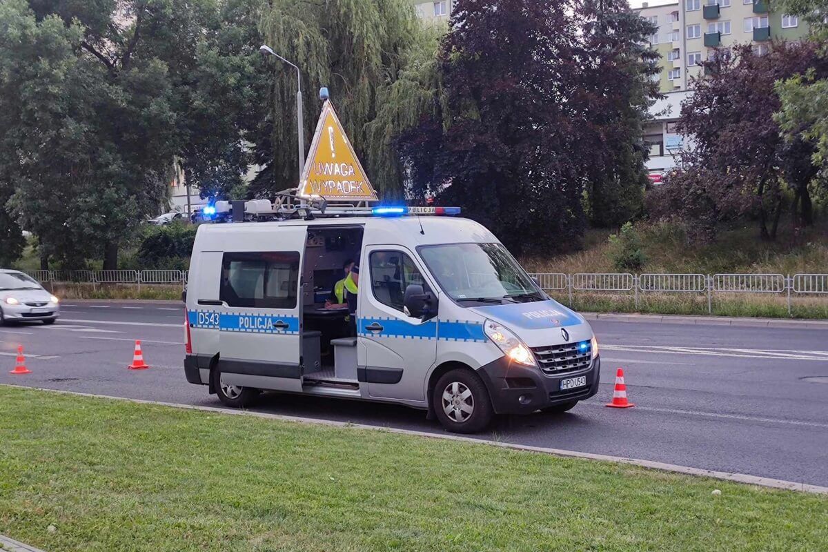 Radiowóz policji ze znakiem uwaga wypadek
