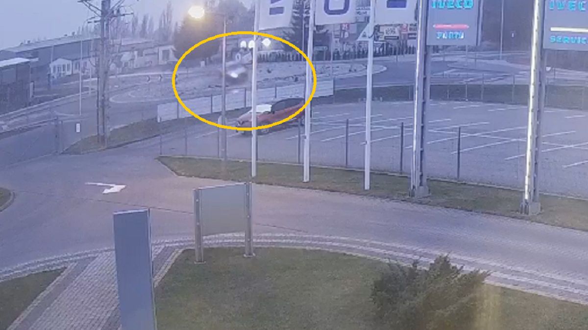 Pijany kierowca przeleciał przez rondo 