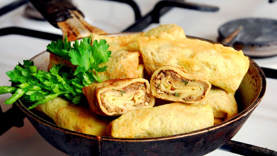 Naleśniki z mięsem. Solidna porcja na obiad