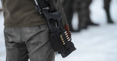 Myśliwi planują polowanie w lasach, gdzie niedawno ukrywali się migranci