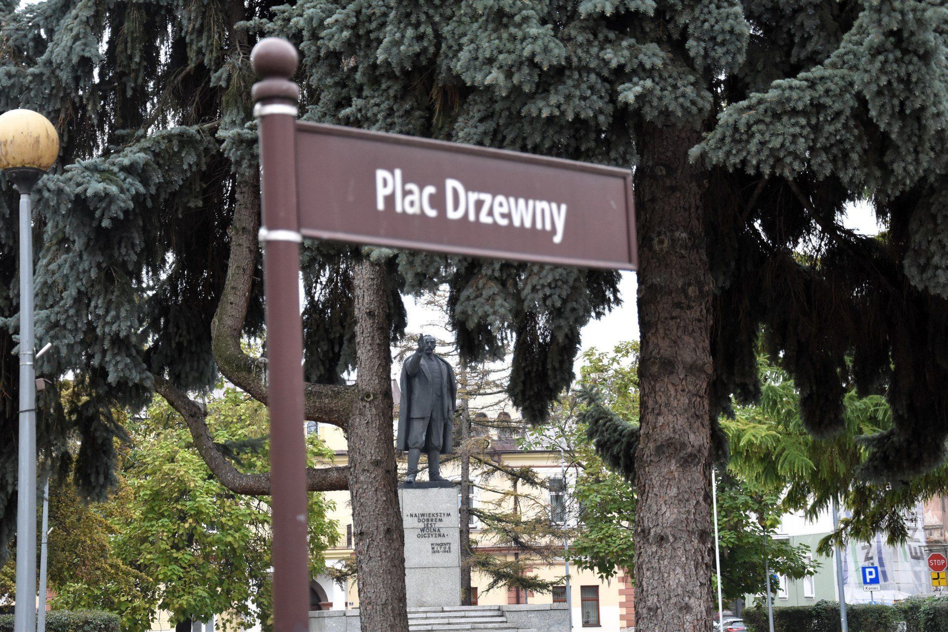 Plac Drzewny w Tarnowie z pomnikiem Wincentego Witosa to miejsce, którego wygląd nie jest w tym momencie powodem do chluby dla miasta