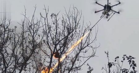 Dron-zabójca z miotaczem ognia. Sceny jak z Terminatora