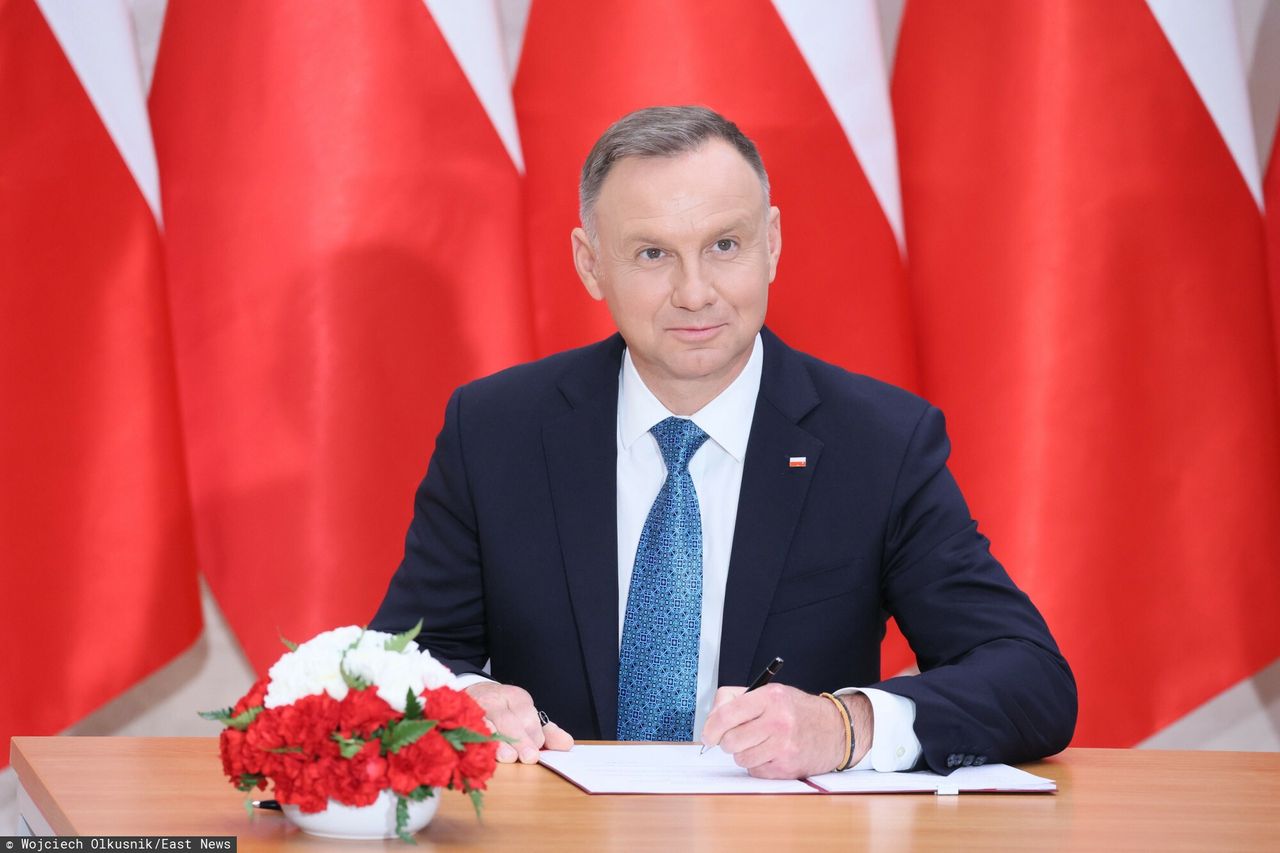 1000 zł dodatku do pensji. Andrzej Duda podpisał ustawę