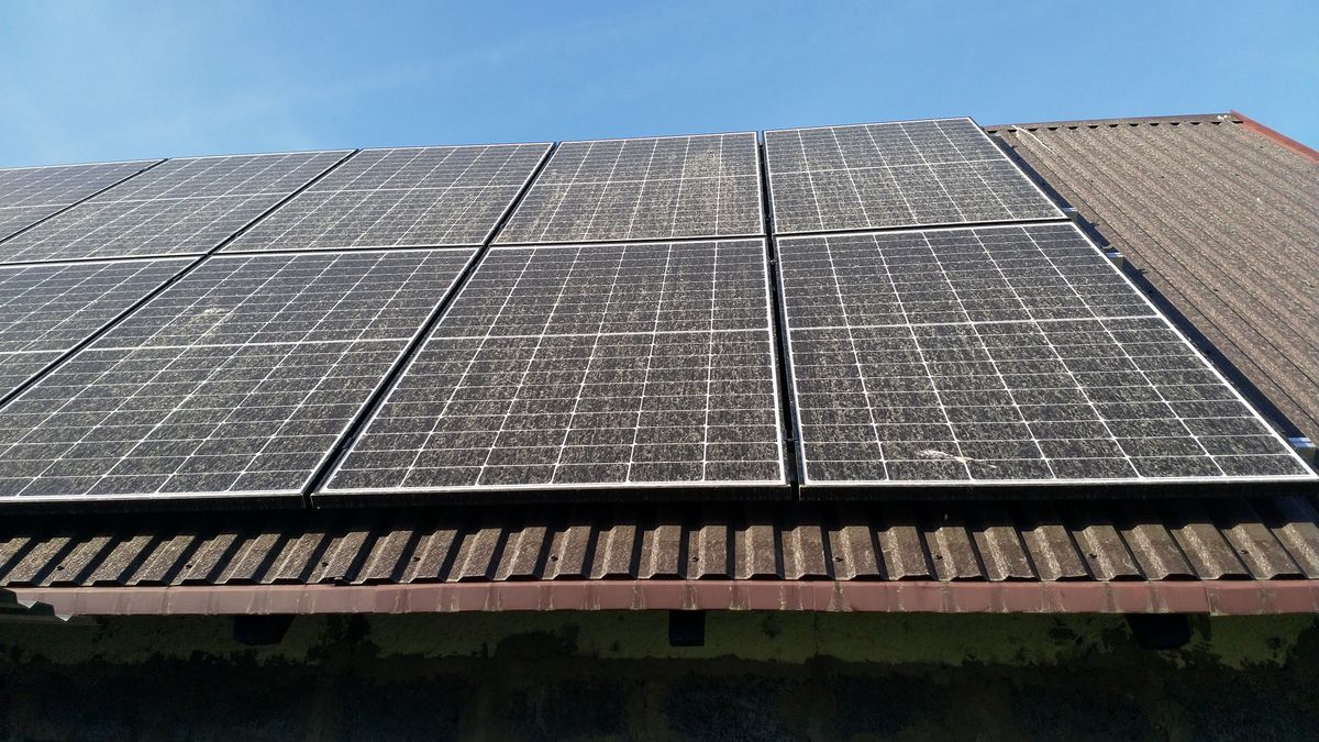 Panele fotowoltaiczne na dachu. Czym myć moduły fotowoltaiczne?