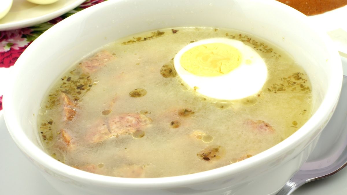 Żurek możesz od razu ugotować na wywarze z białej kiełbasy