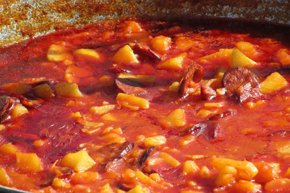 Rozgrzewająca zupa, która smakuje jak z żeliwnego kociołka. Nie musisz nawet rozpalać ogniska