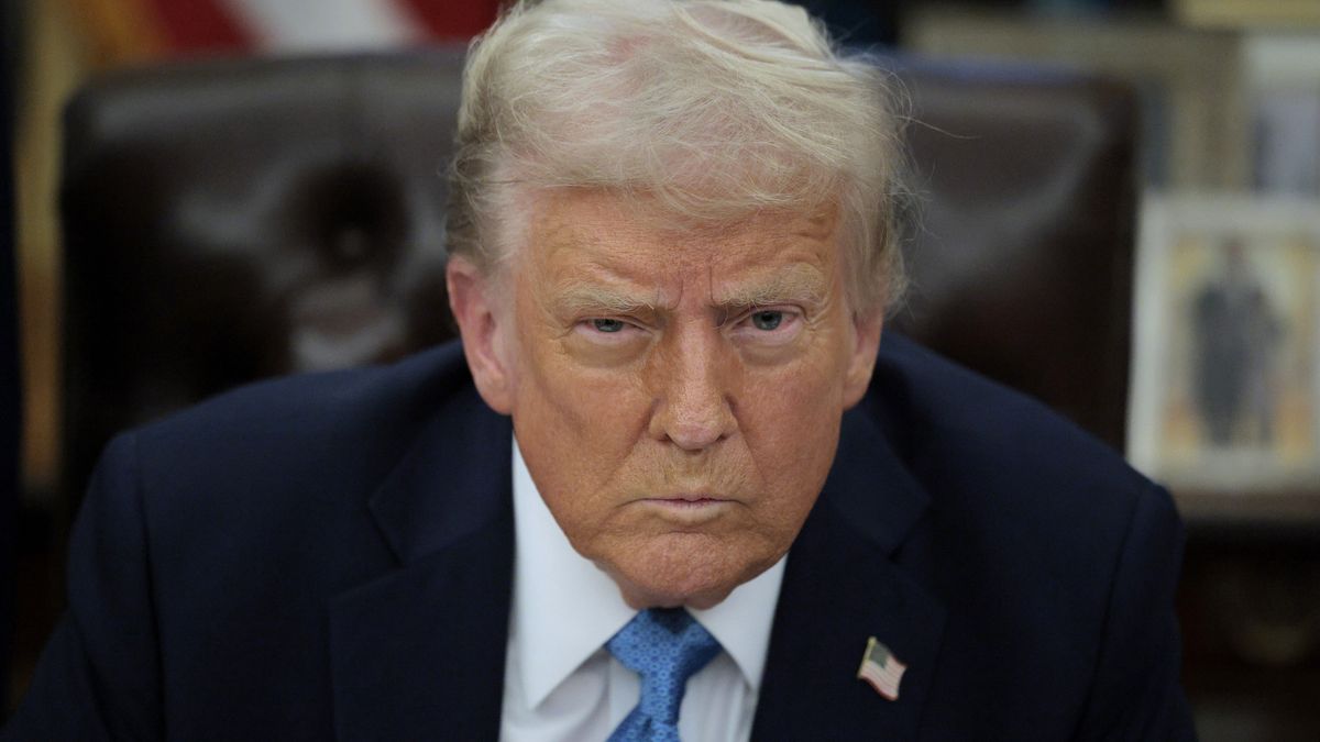 WASHINGTON, DC - JANUARY 31: U.S. President Donald Trump talks to reporters after signing an executive order, "Unleashing prosperity through deregulation," in the Oval Office on January 31, 2025 in Washington, DC. Trump spoke to reporters about tariffs against China, Canada and Mexico and how the newly confirmed Interior Secretary Doug Burghum will coordinate with the Energy Department and the Environmental Protection Agency. (Photo by Chip Somodevilla/Getty Images)