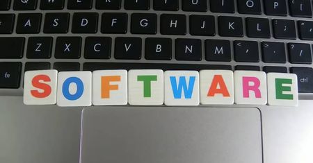 "Publiczne pieniądze, publiczny kod" – Szwajcaria idzie w open source. Unia Europejska przeciwnie. A Polska?