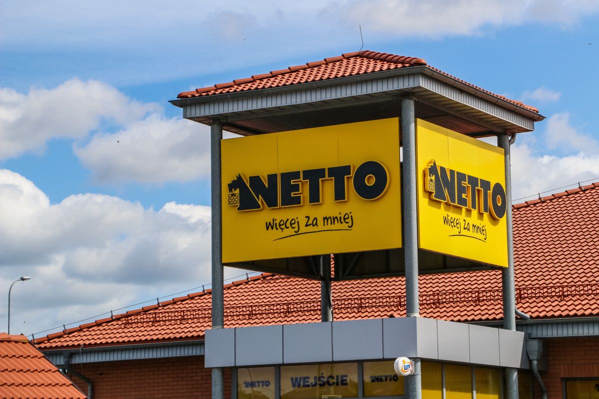Netto zachęca klientów do udziału w Wielkiej Loterii Urodzinowej. Do wygrania jest 175 tys. nagród. (Photo by Michal Fludra/NurPhoto via Getty Images)