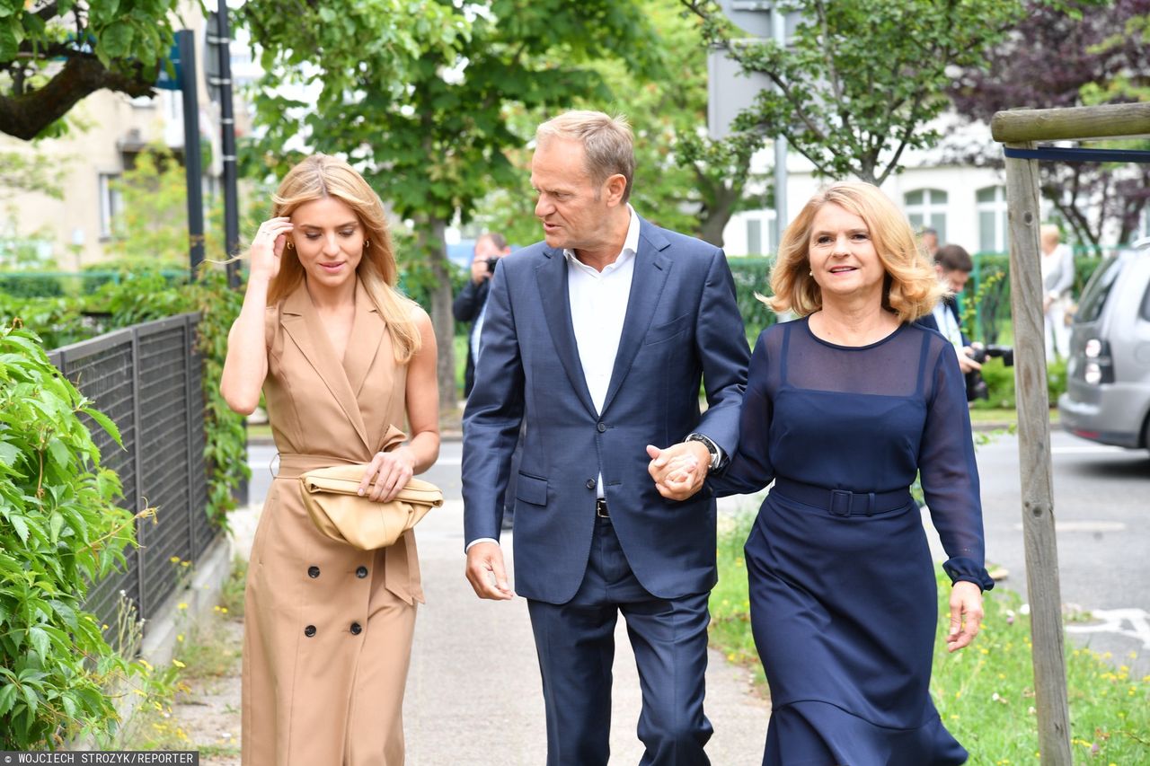 Wybory 2020. Kasia Tusk z rodzicami w lokalu wyborczym. Znów zachwyciła stylizacją