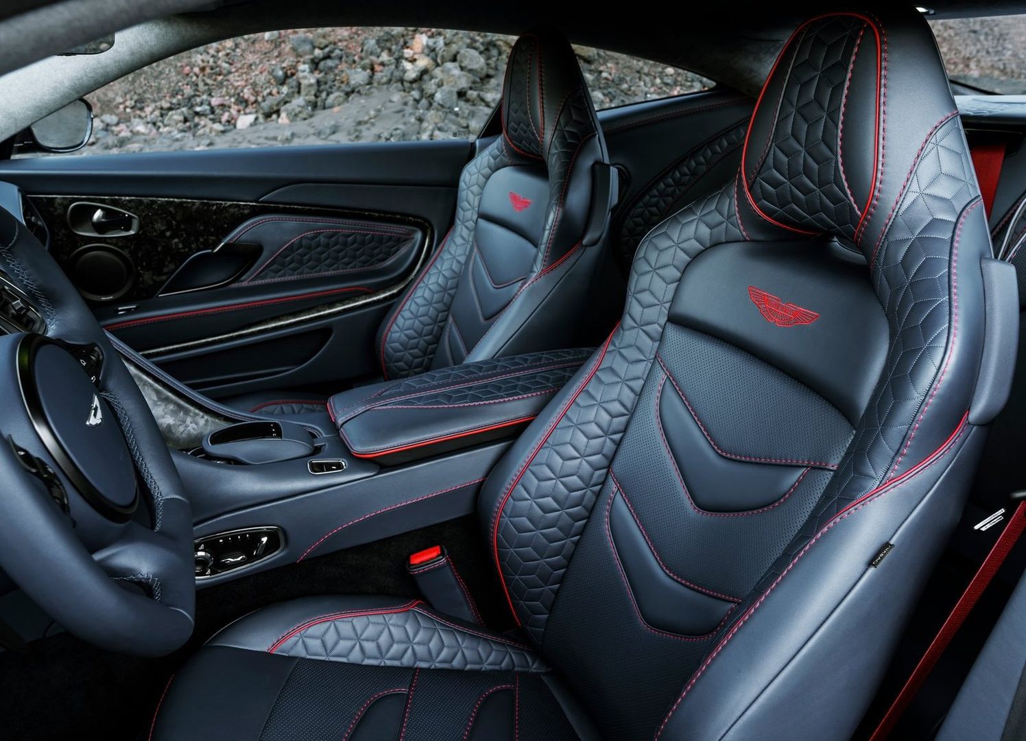 Choć projekt wnętrza pochodzi z modelu DB11, DBS Superleggera jest wykończony unikatowym połączeniem skóry i kompozytów węglowych.