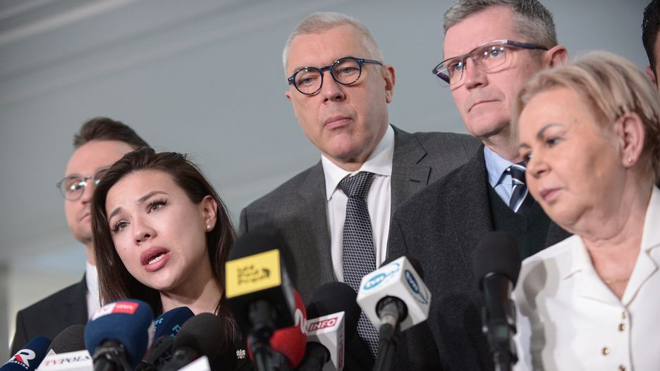 Warszawa, 18.01.2024. Posłowie KO: Roman Giertych (C) oraz Aleksandra Wiśniewska (2L), Marcin Bosacki (2P) oraz Krystyna Skowrońska (P) podczas konferencji prasowej KP KO w Sejmie w Warszawie, 18 bm. Temat: Powstanie Zespołu ds. Rozliczeń. (jm) PAP/Marcin Obara