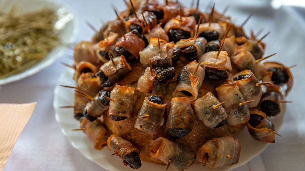 Śliwki w boczku to smaczny i prosty przepis na Andrzejki