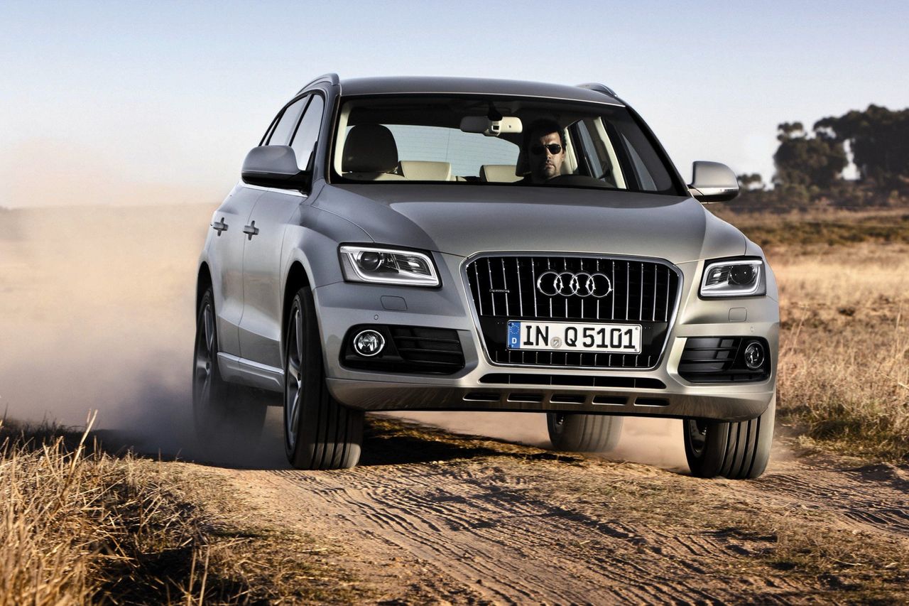 Audi Q5 świetnie jeździ po asfalcie, ale bardzo dobrze radzi sobie też na luźnej nawierzchni dzięki napędowi quattro.