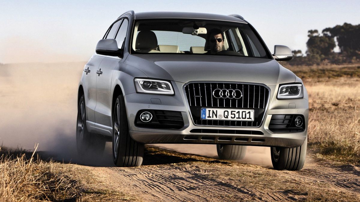 Audi Q5 świetnie jeździ po asfalcie, ale bardzo dobrze radzi sobie też na luźnej nawierzchni dzięki napędowi quattro.