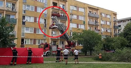 Nietypowa akcja strażaków w Świnoujściu. Musieli wyciągać pacjenta przez okno za pomocą dźwigu, bo waży ponad 300 kg