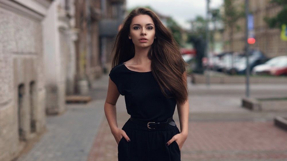 Sukienka z paskiem to jeden z najbardziej uniwersalnych modeli, który uwielbiają kobiety