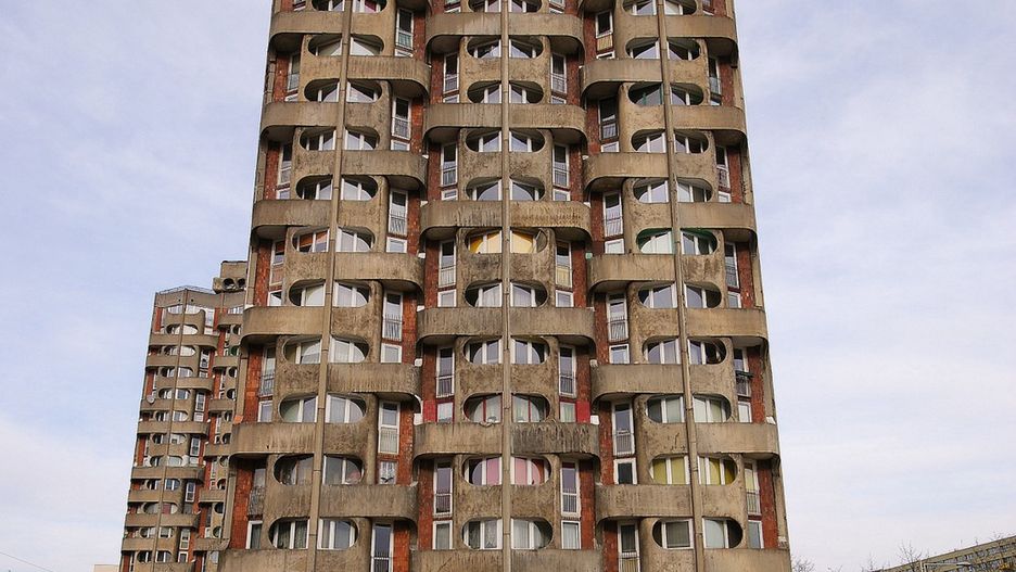 Wrocław. Zmieni się kształt wrocławskiego Manhattanu. Rozebrano część eksplandy, czyli podwyższenia z pasażem handlowym, pod którym kiedyś były garażem