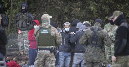 Zasieki na granicy i mundury wokół uchodźców. "Łamanie prawa. Taka jest polityka państwa"