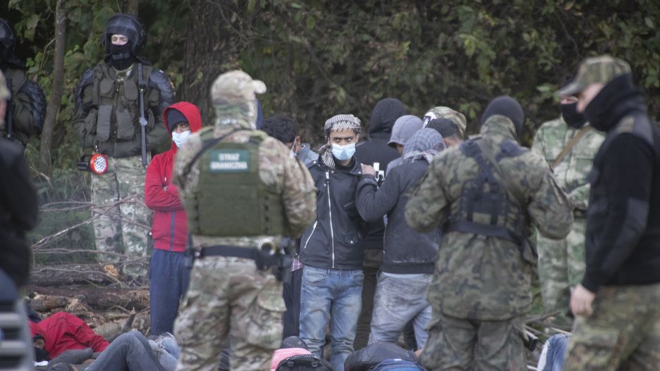 Migranci na granicy polsko - bialoruskiej w Usnarzu G�rnym19.08.2021 Usnarz Gorny . Granica polsko - bialoruska . Grupa uchodzcow z Iraku i Afganistanu , w tym kobiety i dzieci od kilku dni koczujacych na pasie granicznym , tak zwanej '' ziemii niczyjej ''. Pilnuja ich z obu stron granicy uzbrojeni straznicy , nie wpuszczajac do Polski , ani z powrotem na Bialorus .
Fot. Grzegorz Dabrowski / Agencja GazetaFot. Grzegorz Dabrowski / Agencja Gazetamigranci, uchodzcy, grupa, przetrzymywana, ziemia niczyja, pas graniczny, koczowisko, uchodzca, migrant, straz graniczna, straznicy, pogranicznicy, /FR/, polska, bialorus, piecdziesiat, imigrant, nielegalny, irak, afganistan, koczowanie, postoj, zatrzymanie, ziemia, niczyja, pilnowanie, straz miejska, strona, uzbrojenie, bron - uzbrojenie, niewpuszczenie, powroty, wypchniecie, podrzucenie, destabilizacja, agx, granica, affanistan